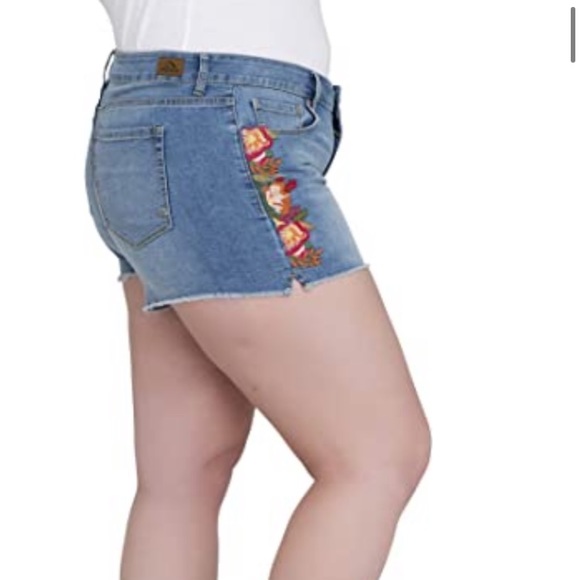 NWOT JORDACHE Premium Stretch Midi Shorts - Picture 2 of 12